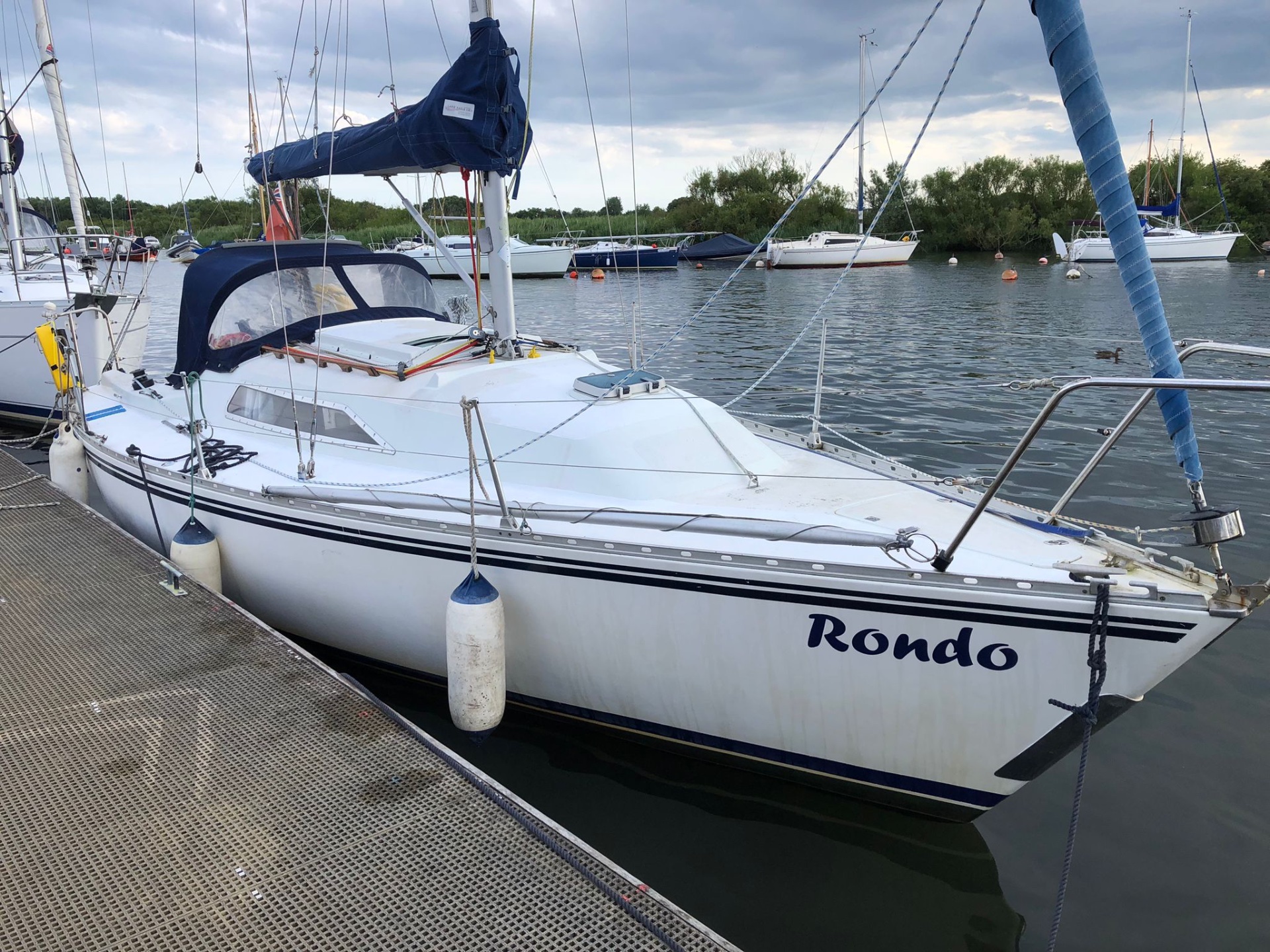 27 ft lift keel sailing cruiser. MGC27